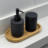 porta sabonete, porta cotonete e bandeja organizadora de bambu na pia de lavabo do banheiro